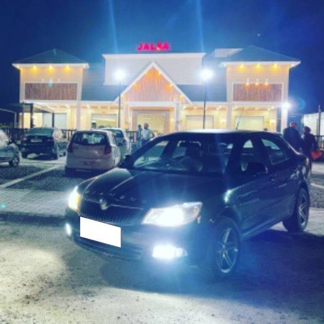 https://images10.gaadi.com/usedcar_image/3666262/original/processed_4cb429ab-30b8-450d-a21e-9da901bb932d.jpeg?imwidth=6400