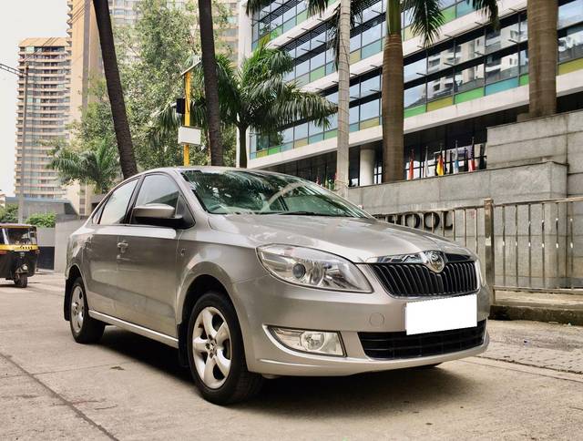 https://images10.gaadi.com/usedcar_image/3666298/original/processed_img2912808__usedcar_1_13771699613552_1699613584.jpeg?imwidth=6400