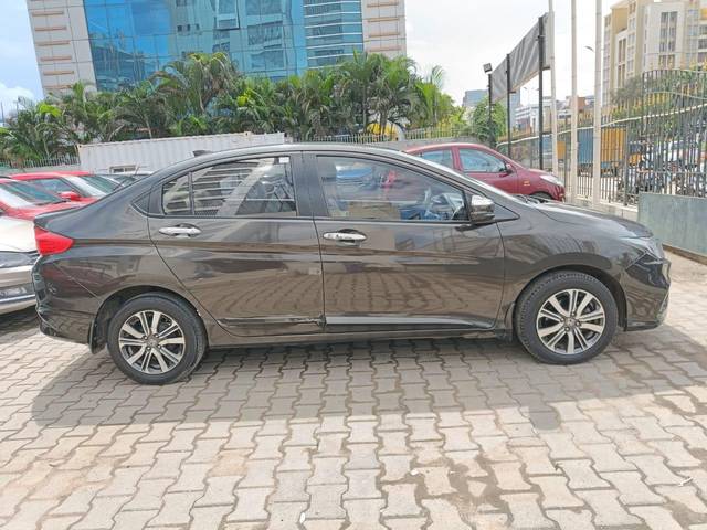 https://images10.gaadi.com/usedcar_image/3666411/original/processed_img2912881__usedcar_tn09cq2116_9__2912881_1699957598.jpeg?imwidth=6401