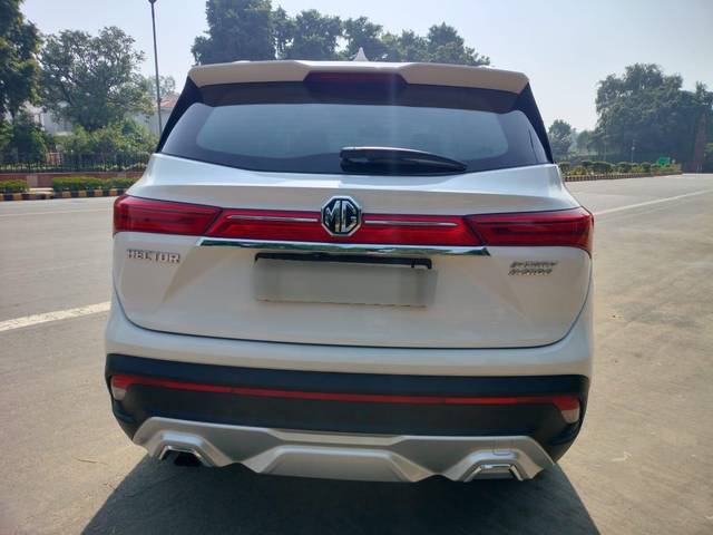 https://images10.gaadi.com/usedcar_image/3666457/original/processed_img2912916__used_car_2912916_1699617806.jpg?imwidth=6402
