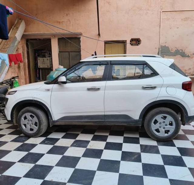 https://images10.gaadi.com/usedcar_image/3666471/original/processed_25356850-f724-4374-9004-6e8d1e64fa34.jpg?imwidth=6402