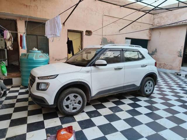 https://images10.gaadi.com/usedcar_image/3666471/original/processed_b153a1a7-7b22-485b-bef2-1acae261fa70.jpg?imwidth=6400
