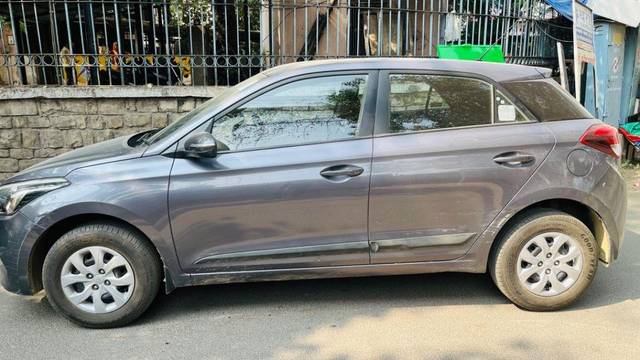 https://images10.gaadi.com/usedcar_image/3666931/original/processed_3968ac55-561c-4c51-a268-0675a0e2a3f8.jpeg?imwidth=6402