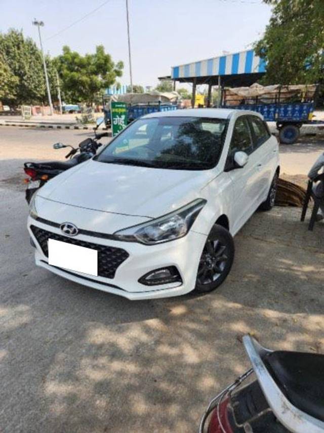 https://images10.gaadi.com/usedcar_image/3667174/original/processed_4196efe1-b82b-49c6-bf3d-8a6f7f31bd17.jpeg?imwidth=6402