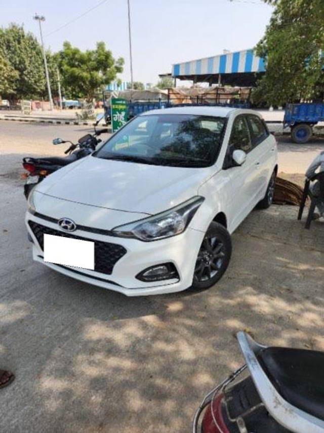 https://images10.gaadi.com/usedcar_image/3667174/original/processed_bb359d51-6575-431b-8726-e397e32608e0.jpeg?imwidth=6401
