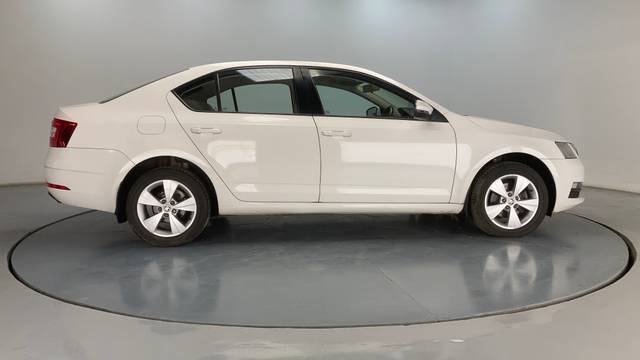 https://images10.gaadi.com/usedcar_image/3667366/original/img2913233__usedcar_o3_276591699681986_1699682154.jpg?imwidth=6401
