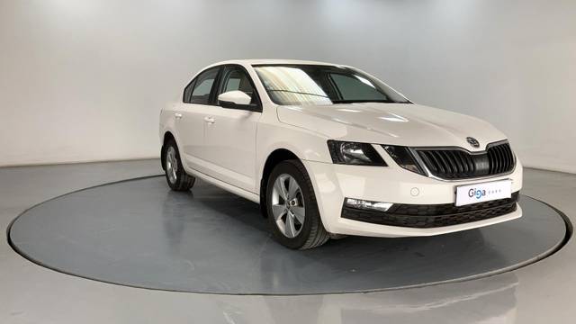 https://images10.gaadi.com/usedcar_image/3667366/original/processed_img2913233__usedcar_05_2913233_1699687651.jpg?imwidth=6400