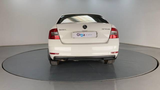 https://images10.gaadi.com/usedcar_image/3667366/original/processed_img2913233__usedcar_o2_276591699681986_1699682154.jpg?imwidth=6402