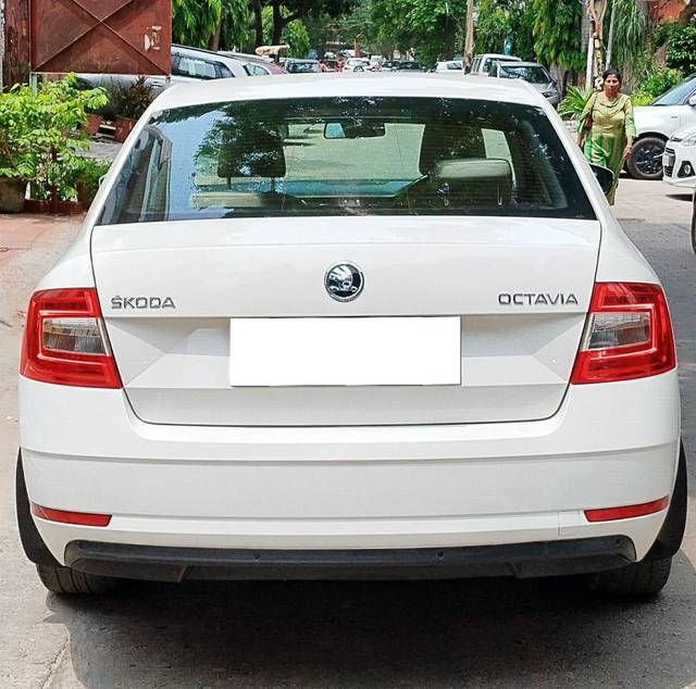 https://images10.gaadi.com/usedcar_image/3667454/original/processed_img2913277__used_car_2913277_1699684812.jpg?imwidth=6401