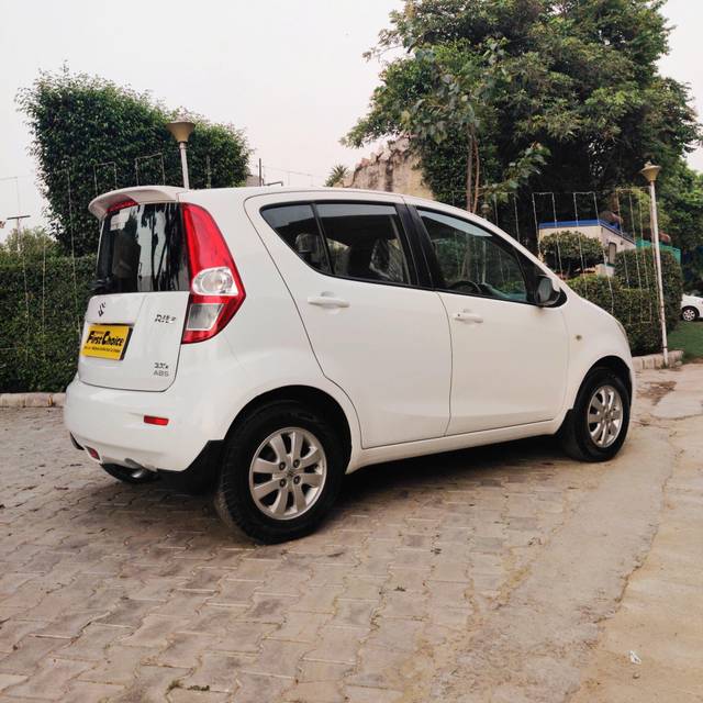 https://images10.gaadi.com/usedcar_image/3667814/original/processed_img2913463__used_car_2913463_1699930157.jpg?imwidth=6402
