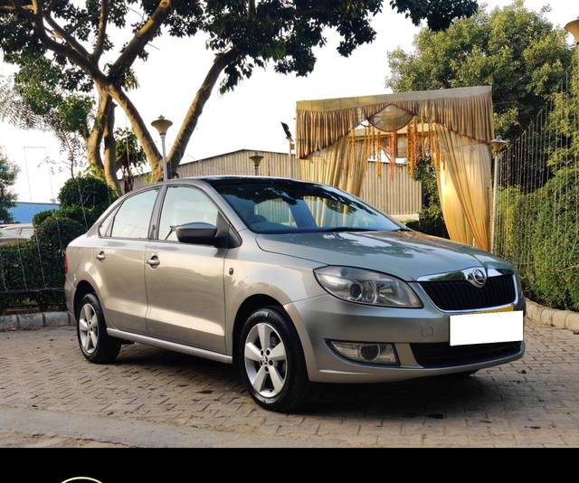https://images10.gaadi.com/usedcar_image/3667836/original/processed_img2913478__used_car_2913478_1699929355.jpg?imwidth=6400