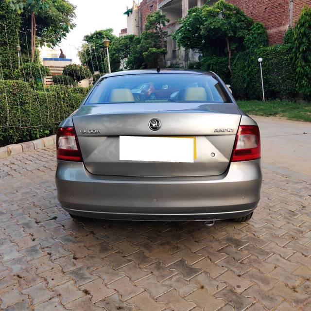 https://images10.gaadi.com/usedcar_image/3667836/original/processed_img2913478__used_car_2913478_1699929367.jpg?imwidth=6402