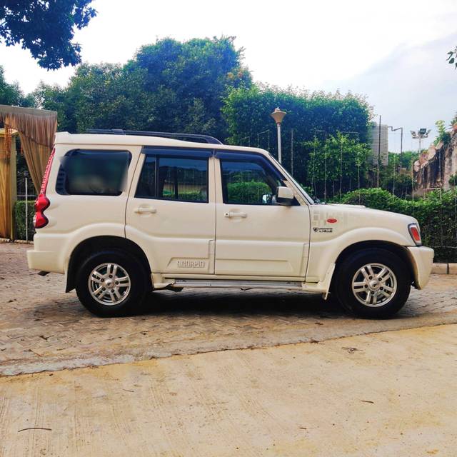 https://images10.gaadi.com/usedcar_image/3667853/original/processed_img2913484__used_car_2913484_1699929183.jpg?imwidth=6401