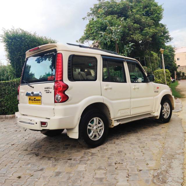 https://images10.gaadi.com/usedcar_image/3667853/original/processed_img2913484__used_car_2913484_1699929186.jpg?imwidth=6402