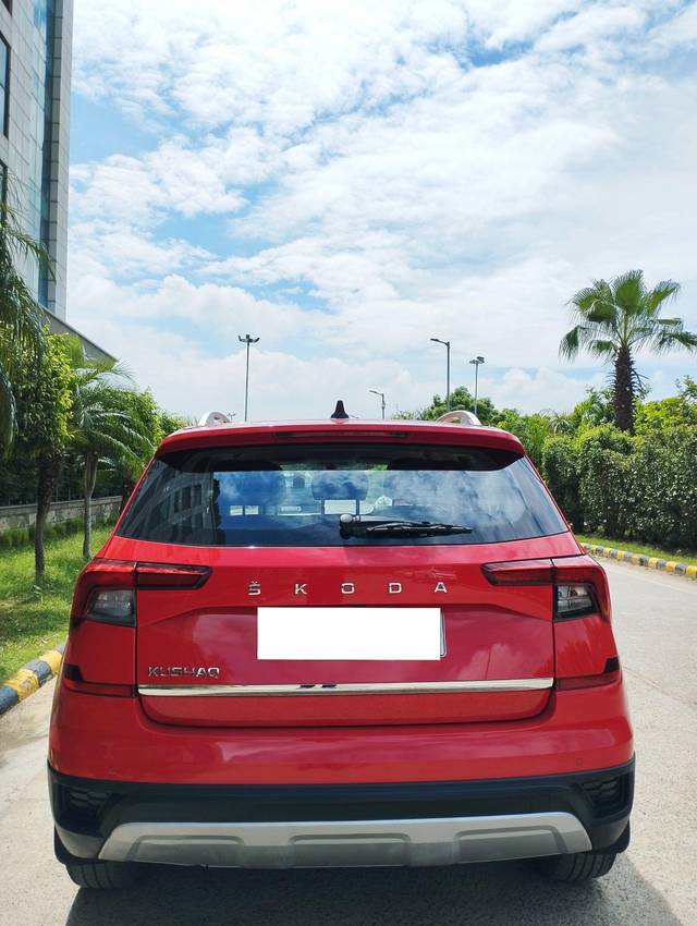 https://images10.gaadi.com/usedcar_image/3668077/original/processed_img2913609__used_car_2913609_1699706012.jpg?imwidth=6402