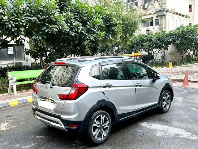 https://images10.gaadi.com/usedcar_image/3668333/original/processed_img2913705__used_car_2913705_1699719937.jpg?imwidth=6401