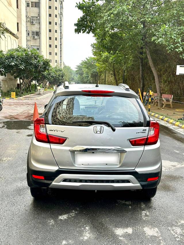 https://images10.gaadi.com/usedcar_image/3668333/original/processed_img2913705__used_car_2913705_1699719940.jpg?imwidth=6402