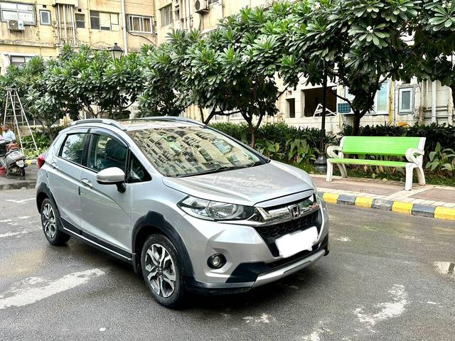 https://images10.gaadi.com/usedcar_image/3668333/original/processed_img2913705__used_car_2913705_1699719945.jpg?imwidth=6400