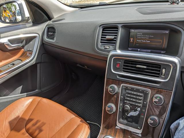 https://images10.gaadi.com/usedcar_image/3669723/original/img2914068__used_car_2914068_1699852500.jpg?imwidth=6402