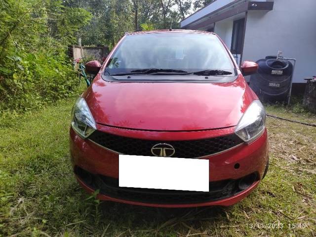 https://images10.gaadi.com/usedcar_image/3670199/original/processed_ff19d66e-c983-4e93-b182-ddfeb81204f5.jpg?imwidth=6400