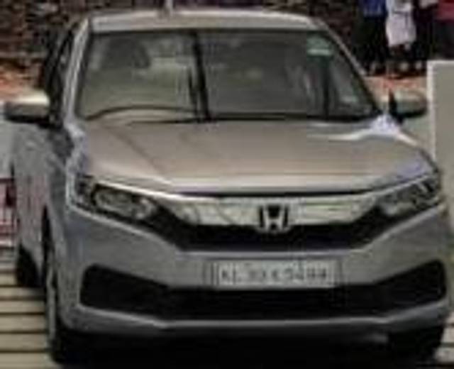 https://images10.gaadi.com/usedcar_image/3670527/original/processed_d3fd6540-c311-48a4-9e32-6ea4fd707f79.jpg?imwidth=6402