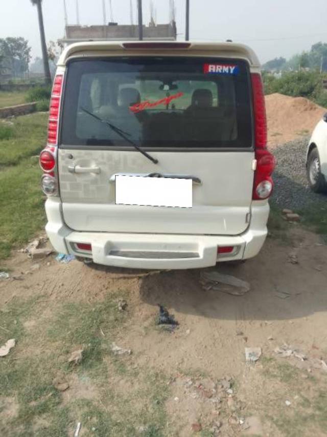 https://images10.gaadi.com/usedcar_image/3670717/original/processed_38f5ae50-9866-4ca1-aa12-e91fb01f2211.jpg?imwidth=6401