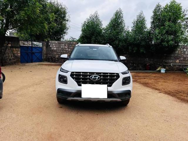https://images10.gaadi.com/usedcar_image/3671398/original/processed_f10a74c7-d172-4b89-8445-b63a0d81ea26.jpg?imwidth=6402