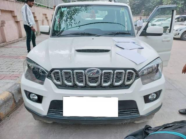 https://images10.gaadi.com/usedcar_image/3671739/original/processed_e5ebfd43-d5d9-4bd1-9a46-3ba71e45e3a9.jpg?imwidth=6401