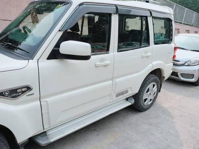 https://images10.gaadi.com/usedcar_image/3671739/original/processed_fbe650b9-12d7-43f0-aaa7-33fcbb570dee.jpg?imwidth=6402