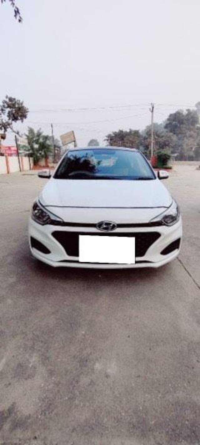 https://images10.gaadi.com/usedcar_image/3672012/original/processed_12e9eeb2-8af9-4926-b7ca-e2eb1d984998.jpeg?imwidth=6402