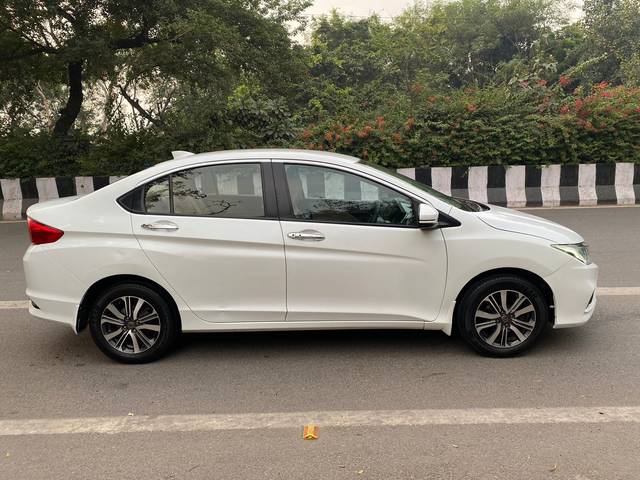 https://images10.gaadi.com/usedcar_image/3672056/original/img2914852__used_car_2914852_1699969537.jpg?imwidth=6401