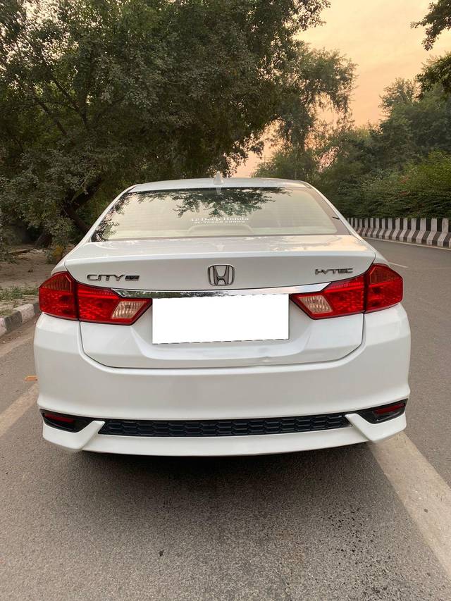 https://images10.gaadi.com/usedcar_image/3672056/original/processed_img2914852__used_car_2914852_1699969549.jpg?imwidth=6402