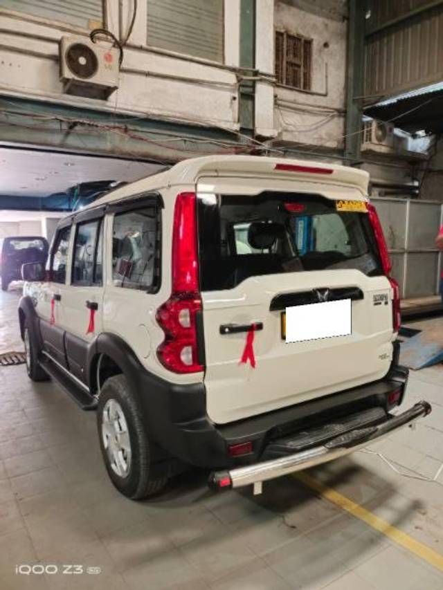 https://images10.gaadi.com/usedcar_image/3672574/original/processed_a2489a2a-18ea-4e93-9ed9-6178fe644fdd.jpg?imwidth=6401