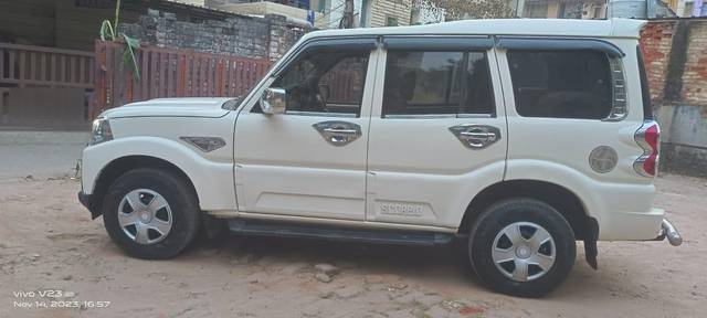 https://images10.gaadi.com/usedcar_image/3672728/original/processed_img2914969__used_car_2914969_1700030684.jpg?imwidth=6402