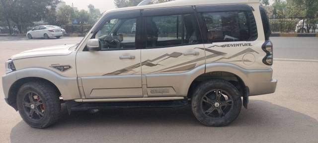 https://images10.gaadi.com/usedcar_image/3672890/original/08__VCC_IMG_1699424926986_1816617_95_1699424965.jpg?imwidth=6402