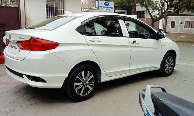 https://images10.gaadi.com/usedcar_image/3672910/original/processed_img2915048__usedcar_16_2915048_1700037802.jpeg?imwidth=6401