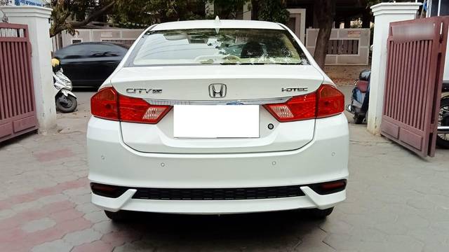 https://images10.gaadi.com/usedcar_image/3672910/original/processed_img2915048__usedcar_17_2915048_1700037802.jpeg?imwidth=6402