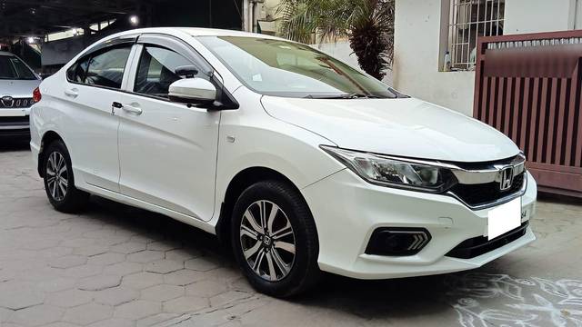 https://images10.gaadi.com/usedcar_image/3672910/original/processed_img2915048__usedcar_4_2915048_1700037802.jpeg?imwidth=6400