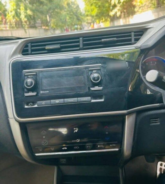 https://images10.gaadi.com/usedcar_image/3672924/original/processed_img2915053__used_car_2915053_1700037856.png?imwidth=6402