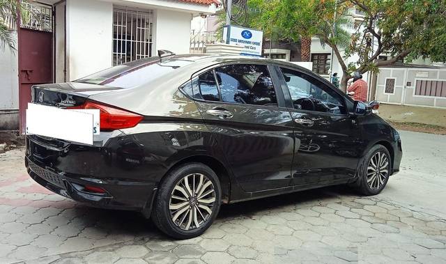 https://images10.gaadi.com/usedcar_image/3672944/original/processed_img2915062__usedcar_18_5701700038776_1700038823.jpeg?imwidth=6401