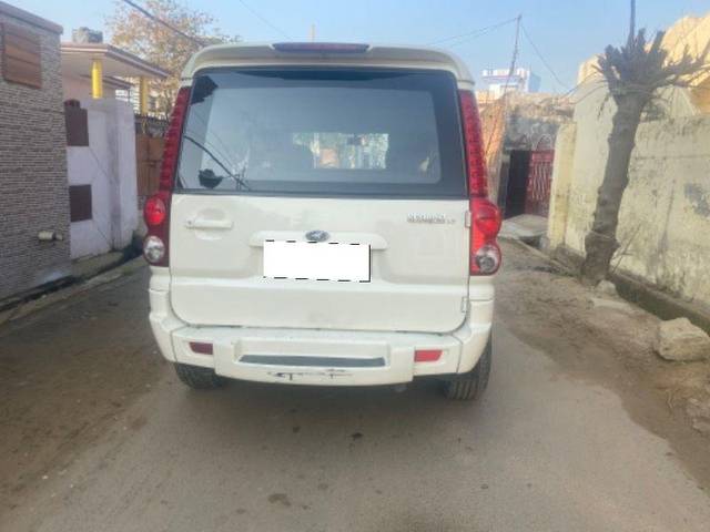 https://images10.gaadi.com/usedcar_image/3673157/original/processed_b27b3419-9ae4-4bb2-81d5-f9d3269d5a30.jpeg?imwidth=6400