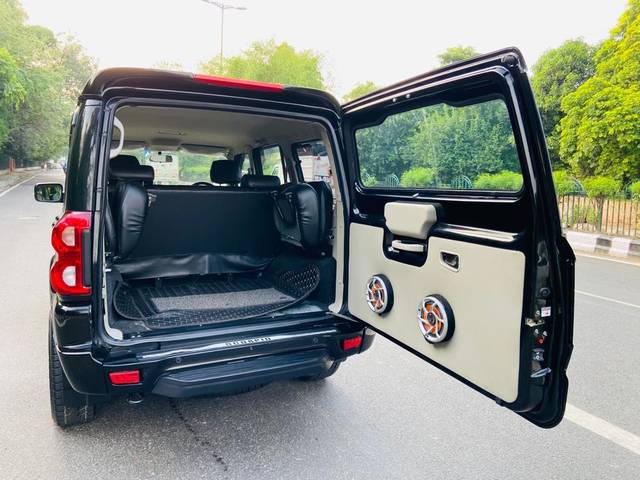 https://images10.gaadi.com/usedcar_image/3673182/original/processed_img2915185__used_car_2915185_1700047371.jpg?imwidth=6402