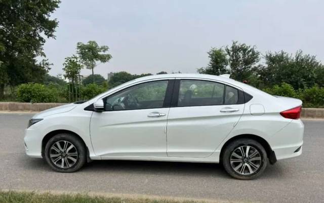 https://images10.gaadi.com/usedcar_image/3673399/original/img2915307__used_car_2915307_1700056037.jpg?imwidth=6402