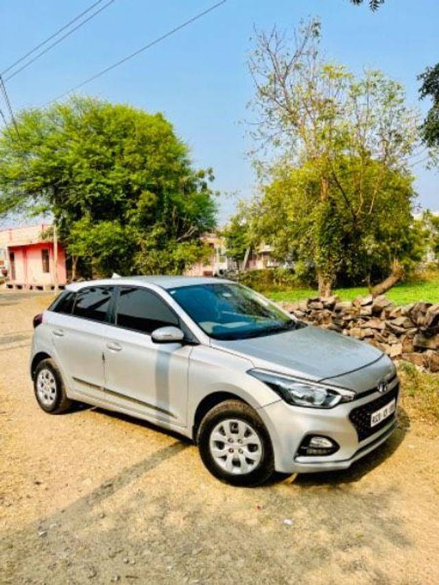 https://images10.gaadi.com/usedcar_image/3673678/original/processed_e3b76eeb-f6f6-437b-bb83-80593fe90f72.jpeg?imwidth=6400