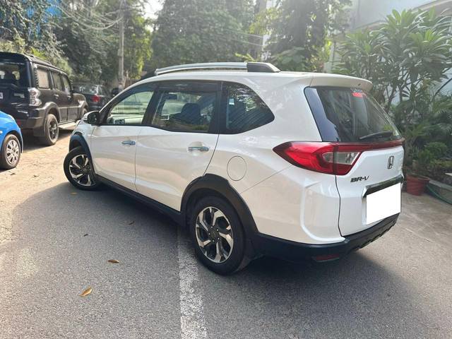 https://images10.gaadi.com/usedcar_image/3673954/original/processed_img2915445__used_car_2915445_1700115691.jpg?imwidth=6402