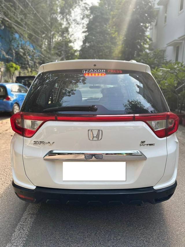 https://images10.gaadi.com/usedcar_image/3673954/original/processed_img2915445__used_car_2915445_1700115693.jpg?imwidth=6401