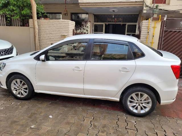 https://images10.gaadi.com/usedcar_image/3674103/original/processed_ee59eb8c-8114-41d9-8ad4-a2f553579e05.jpg?imwidth=6402