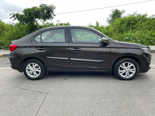 https://images10.gaadi.com/usedcar_image/3674268/original/img2915624__usedcar_fb5a1783_78dd_4538_9f7b_5cb21bc48582_28281700126434_1700126465.jpg?imwidth=6401