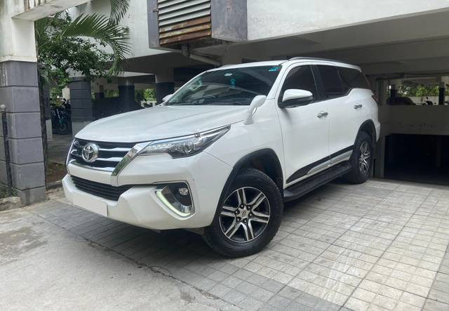 https://images10.gaadi.com/usedcar_image/3674334/original/processed_img2915668__usedcar_img_9117_2915668_1700129120.jpg?imwidth=6402