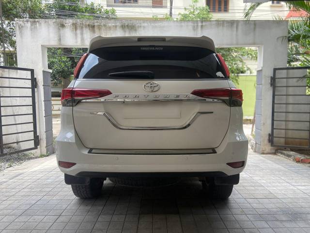 https://images10.gaadi.com/usedcar_image/3674334/original/processed_img2915668__usedcar_img_9125_2915668_1700129129.jpg?imwidth=6401